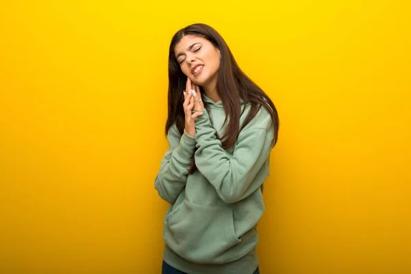 Tiener Meisje Met Groene Sweater Gele Achtergrond Met Kiespijn — Stockfoto
