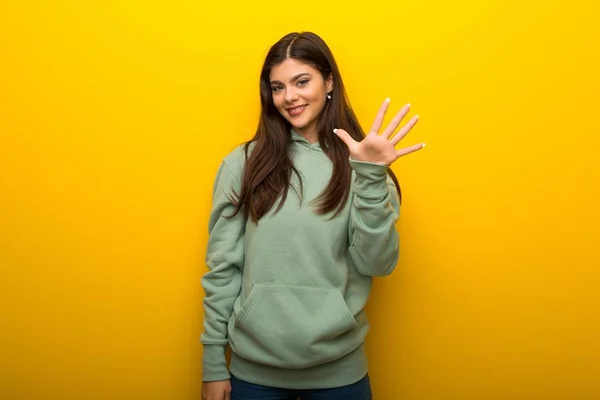 Teenager Mädchen Mit Grünem Sweatshirt Auf Gelbem Hintergrund Das Mit — Stockfoto
