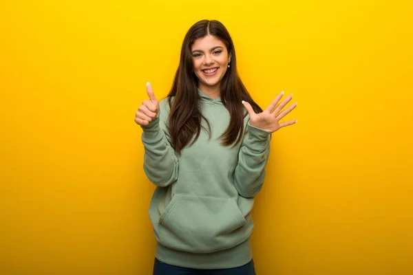 Tiener Meisje Met Groene Sweater Gele Achtergrond Tellen Zes Met — Stockfoto