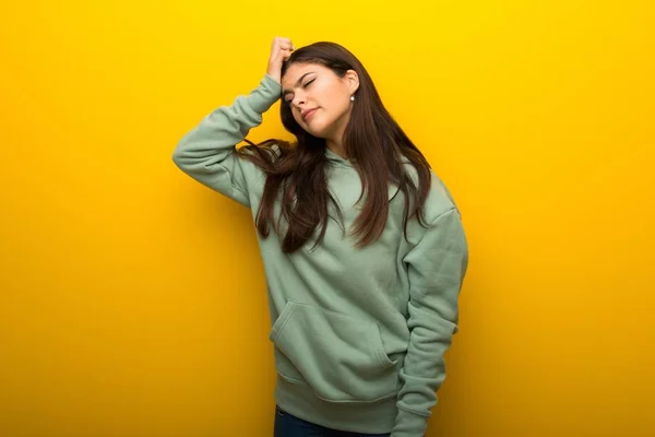 Adolescente Avec Sweat Shirt Vert Sur Fond Jaune Avec Une — Photo