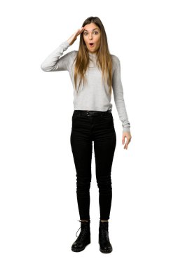 Genç kızın tam uzunlukta atış bir şeyin farkına vardım ve izole beyaz arka plan üzerinde çözüm isteyen vardır