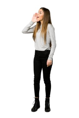 Genç kızın ağzı geniş bağırarak tam uzunlukta atış izole beyaz arka planda lateral için açın