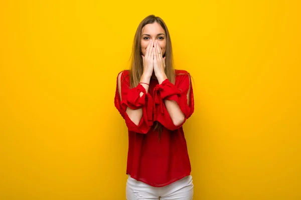 Junges Mädchen Mit Rotem Kleid Über Gelber Wand Lächelt Viel — Stockfoto