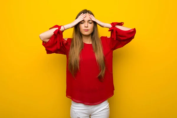 Junges Mädchen Mit Rotem Kleid Über Gelber Wand Unglücklich Und — Stockfoto