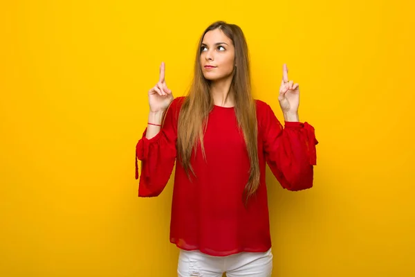 Iyi Dilek Geçiş Parmaklarıyla Sarı Duvarın Üzerinden Kırmızı Elbise Ile — Stok fotoğraf