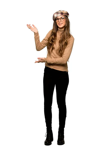 Повнометражний Знімок Молодої Жінки Беретом Розтягує Руки Бік Щоб Запросити — стокове фото