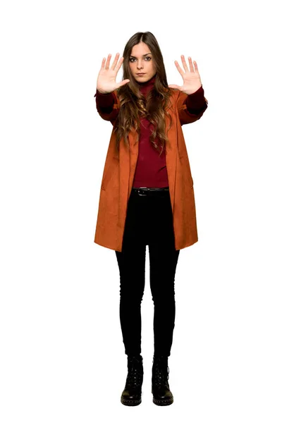 Celovečerní Snímek Mladé Ženy Kabátem Takže Stop Gesto Pro Zklamané — Stock fotografie
