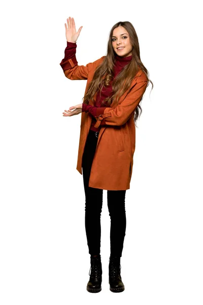 Celovečerní Snímek Mladé Ženy Kabátem Drží Copyspace Vložit Inzerát Izolované — Stock fotografie