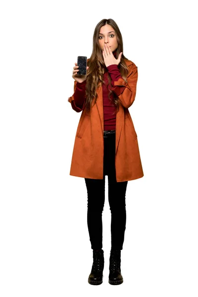 Plan Complet Jeune Femme Avec Manteau Avec Maintien Troublé Smartphone — Photo