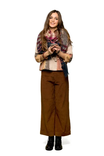 Celovečerní Snímek Mladé Hippie Ženy Odesláním Zprávy Mobilním Telefonem Izolované — Stock fotografie