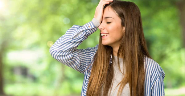 Chica Joven Con Camisa Rayas Acaba Darse Cuenta Algo Tiene —  Fotos de Stock