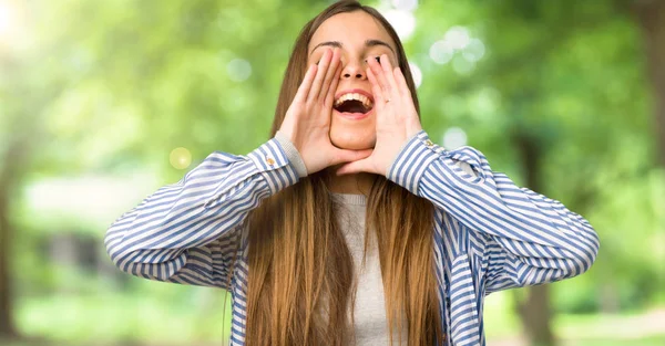 Jong Meisje Met Gestreepte Shirt Schreeuwen Aankondiging Van Iets Open — Stockfoto