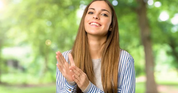 Young Girl Striped Shirt Applauding Presentation Conference Outdoors — Stock Photo, Image