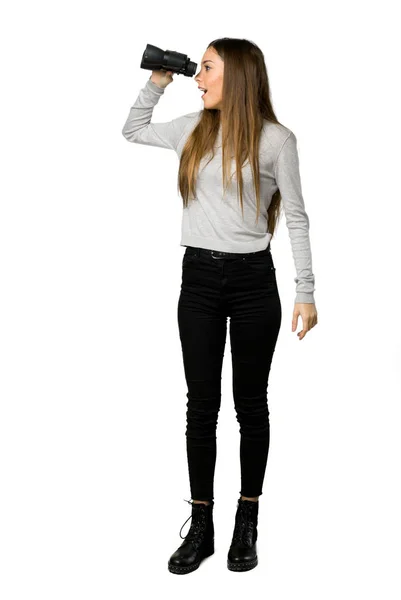 Ganzkörperaufnahme Eines Jungen Mädchens Das Mit Einem Fernglas Auf Isoliertem — Stockfoto