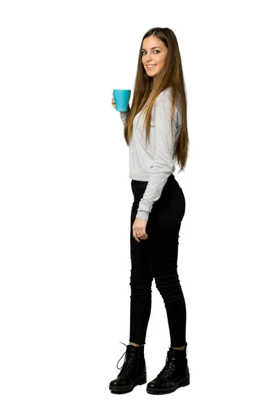 Celovečerní Snímek Mladá Dívka Drží Horký Šálek Kávy Izolované Bílém — Stock fotografie