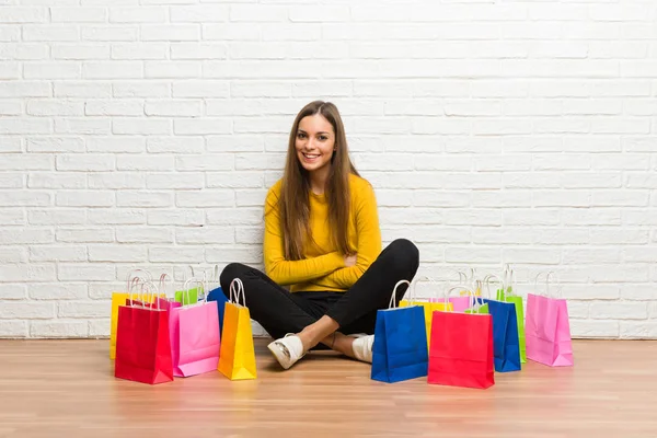 Fiatal Lány Sok Bevásárló Táskák Megtartva Karokat Miközben Mosolyogva Keresztbe — Stock Fotó