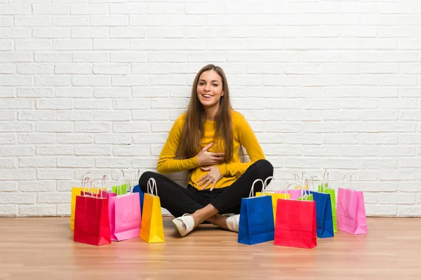 Bevásárló Táskák Sokat Mosolyog Mialatt Sok Fiatal Lány Kezét Mellkasára — Stock Fotó