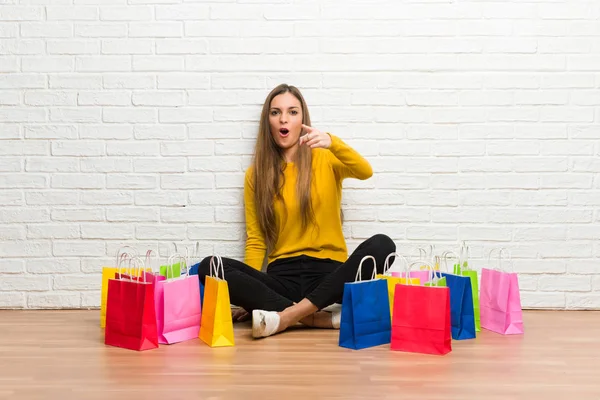 Fiatal Lány Sok Bevásárló Táskák Csalódott Egy Rossz Helyzet Rámutatva — Stock Fotó