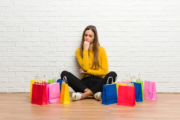 Jeune Fille Avec Beaucoup Sacs Provisions Ayant Des Doutes — Photo