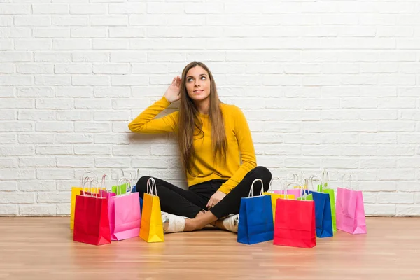 Jeune Fille Avec Beaucoup Sacs Provisions Écouter Quelque Chose Mettant — Photo