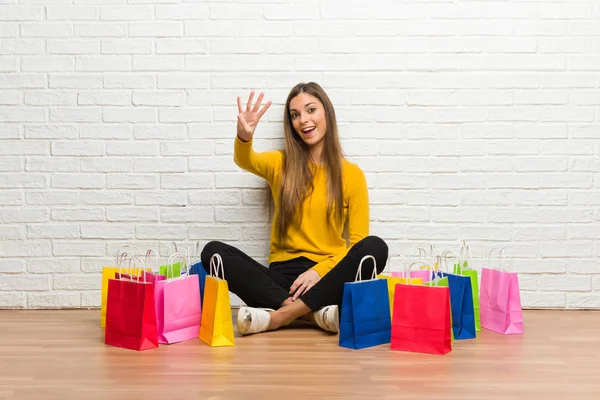 Fiatal Lány Sok Bevásárló Táskák Boldog Számolás Négy Ujjal — Stock Fotó