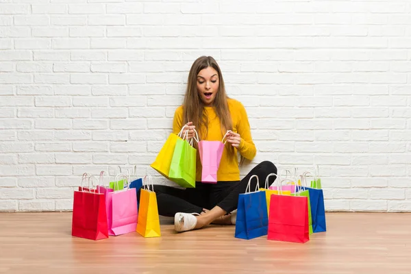 Fiatal Lány Sok Bevásárlószatyorral Meglepve Miközben Sok Bevásárlószatyrot Tart Kezében — Stock Fotó