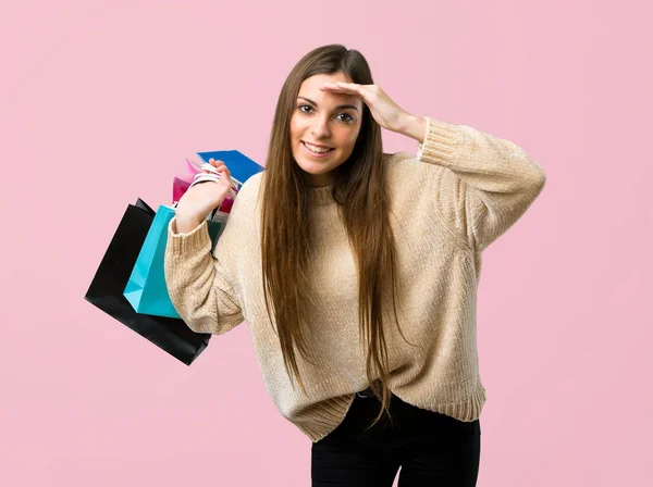 Jong Meisje Met Boodschappentassen Kijken Ver Weg Met Hand Kijken — Stockfoto