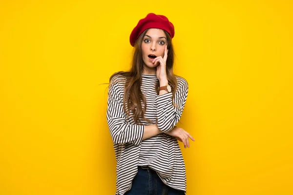 Chica Con Estilo Francés Sobre Pared Amarilla Sorprendida Sorprendida Mientras — Foto de Stock