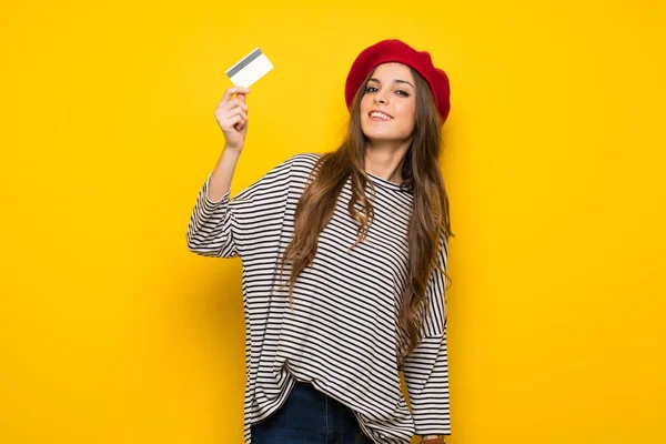 Meisje Met Franse Stijl Gele Muur Verzenden Van Een Bericht — Stockfoto