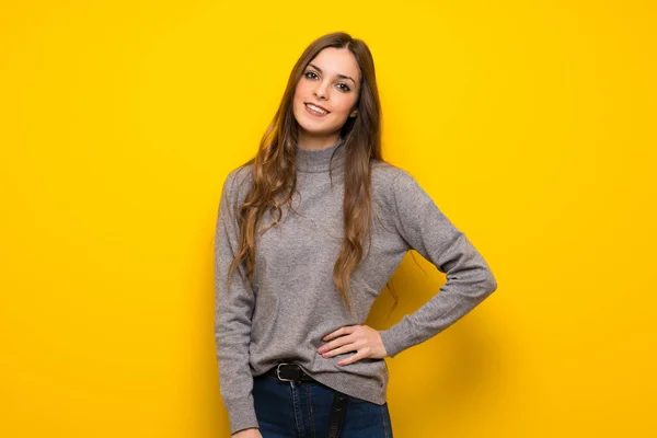 Jovem Mulher Sobre Parede Amarela Posando Com Braços Quadril Sorrindo — Fotografia de Stock