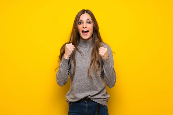 Giovane Donna Sul Muro Giallo Che Celebra Una Vittoria Posizione — Foto Stock