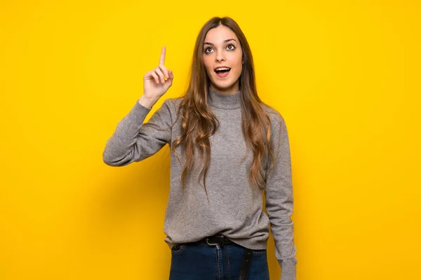 Jovem Mulher Sobre Parede Amarela Com Intenção Realizar Solução Enquanto — Fotografia de Stock