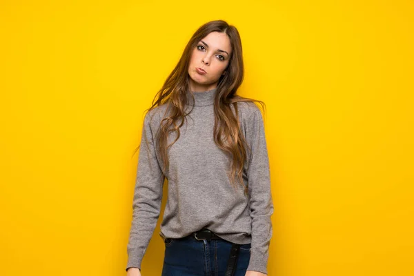 Junge Frau Über Gelbe Wand Mit Traurigem Und Deprimiertem Gesichtsausdruck — Stockfoto