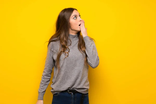 Mujer Joven Sobre Pared Amarilla Bostezando Cubriendo Boca Abierta Con —  Fotos de Stock