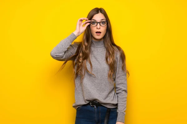 Sarı Duvar Gözlüklü Sürpriz Genç Kadın — Stok fotoğraf