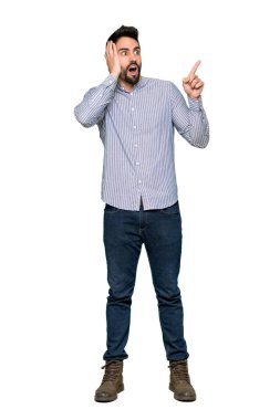 Tam uzunlukta Elegant yukarıyı forması ile adam ve izole beyaz arka plan üzerinde şaşırttı