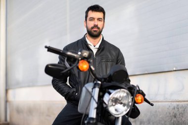 genç adam bir motosiklet üzerinde
