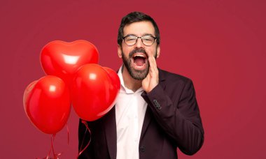Adam bağırıyor ve bir şey kırmızı arka plan üzerinde ilan Sevgililer günü