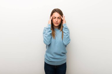 İzole beyaz arka planda mutsuz ve bir şey ile sinirli sarışın kadın