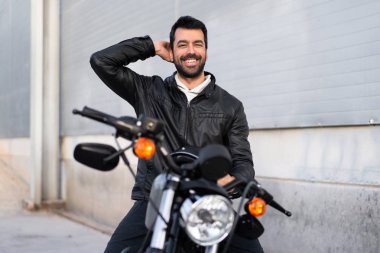 genç adam bir motosiklet üzerinde