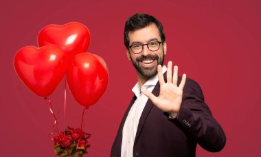 Adam beş parmak ile kırmızı arka plan üzerinde sayma Sevgililer günü