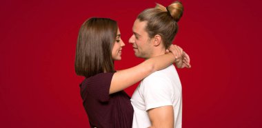 Sevgililer günü kırmızı bir arka plan üzerinde mutlu çift