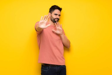 Biraz gergin ve korkmuş elinde cepheye uzanan sarı duvarın üzerinden yakışıklı adam