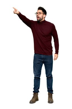 Tam uzunlukta atış uzakta izole beyaz zemin üzerine işaret gözlüklü yakışıklı adam