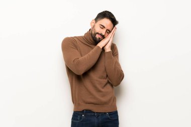 Beyaz duvar yapım uyku hareketle dorable ifade yakışıklı adam