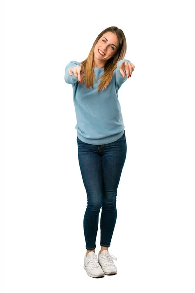 Pełne Ciało Kobiety Blondynka Niebieską Koszulę Wskazuje Palcem Ciebie Jednocześnie — Zdjęcie stockowe