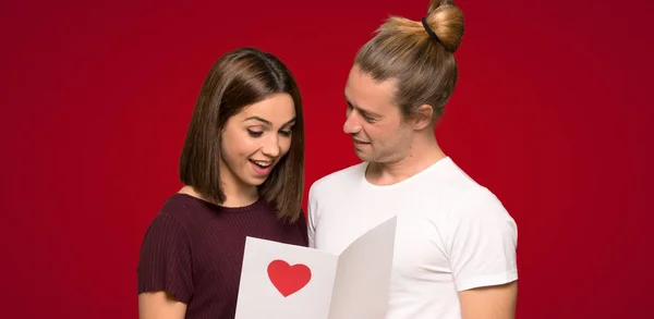 Pareja Día San Valentín Con Tarjeta San Valentín Sobre Fondo — Foto de Stock