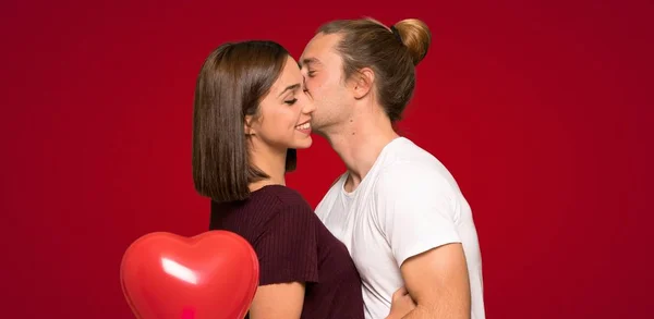 Pareja Día San Valentín Besándose Sobre Fondo Rojo — Foto de Stock