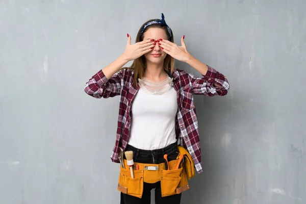 Artesãos Eletricista Mulher Cobrindo Olhos Pelas Mãos Surpreendido Ver Que — Fotografia de Stock