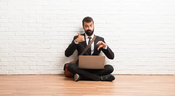 Biznesmen Swojego Laptopa Siedząc Podłodze Dokonywanie Dobry Zły Znak Niezdecydowany — Zdjęcie stockowe
